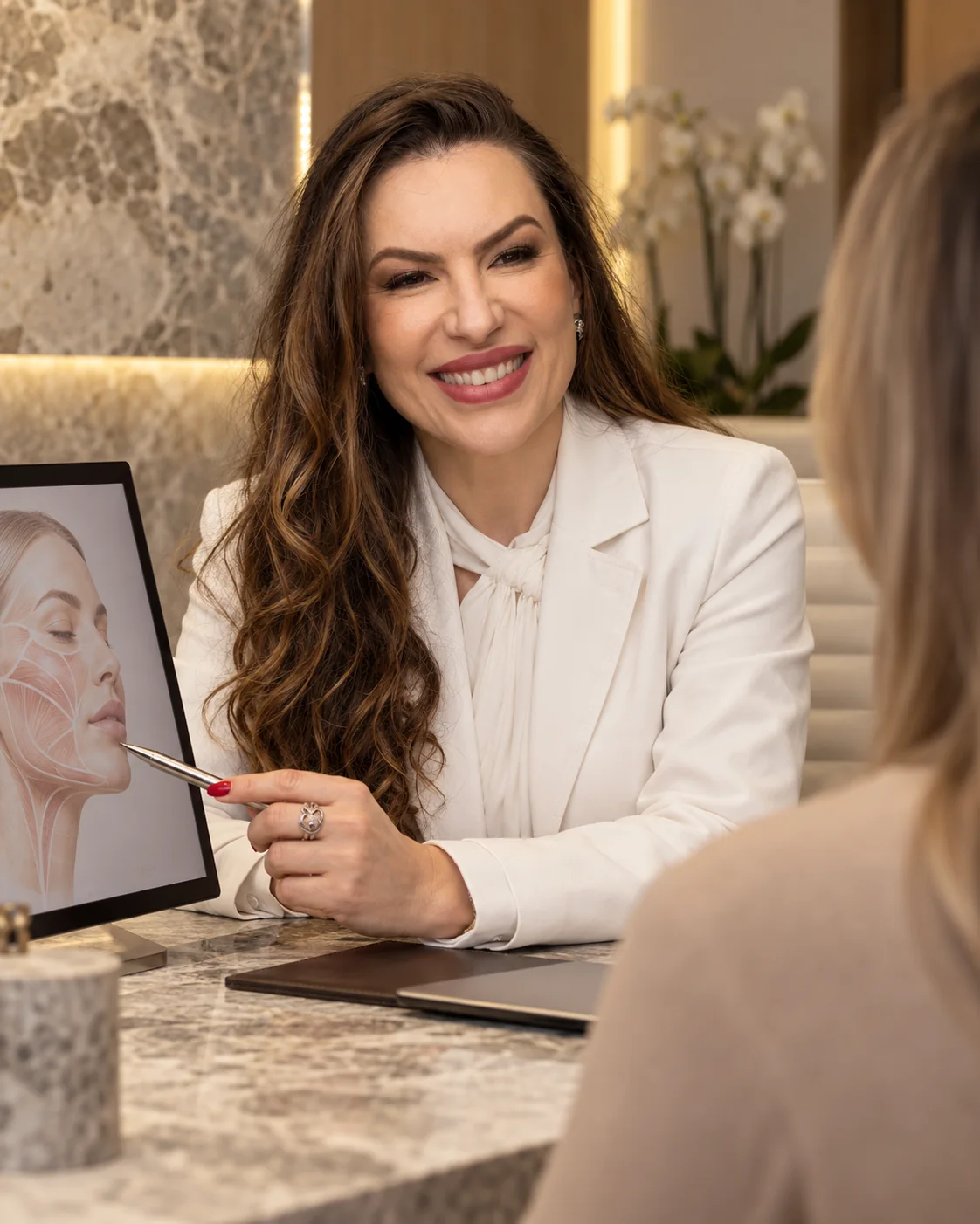 Dra. Bianca Gastaldi durante uma avaliação facial personalizada